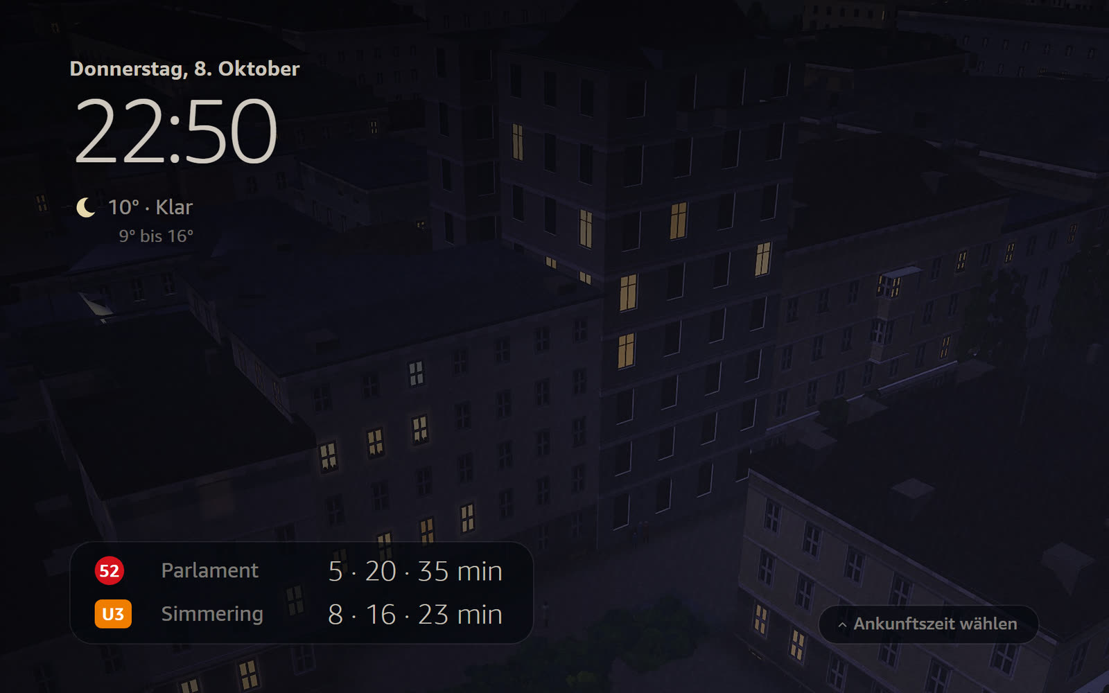 Nachtzustand als Bilderrahmen: Uhrzeit 22:50, 10 Grad klar, unten zwei Zeilen mit den nächsten Abfahrten von 52 und U3; dahinter die Häuser bei Nacht mit erleuchteten Fenstern.