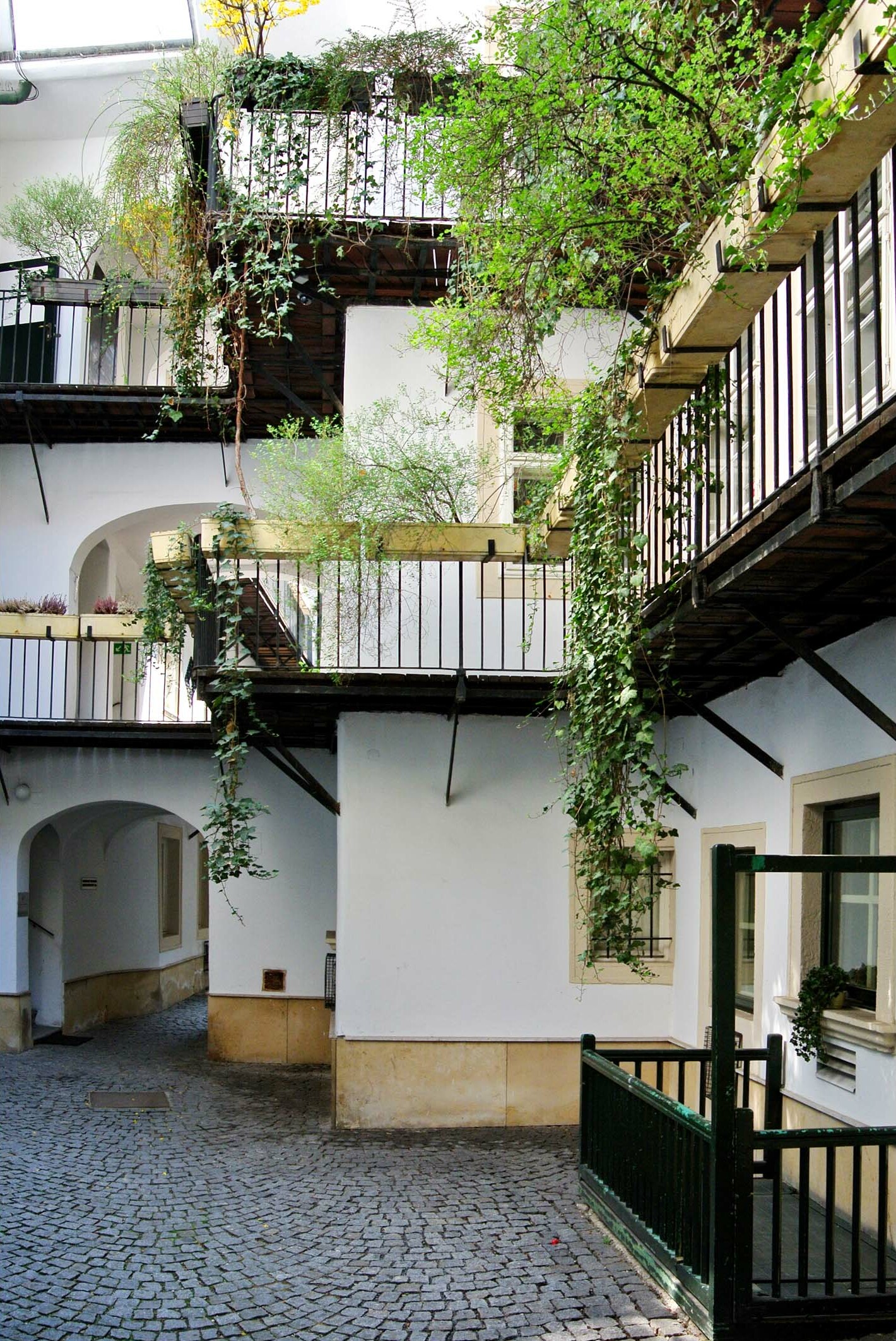 Pawlatschen im Innenhof eines Wiener Zinshauses (Blutgasse 3)