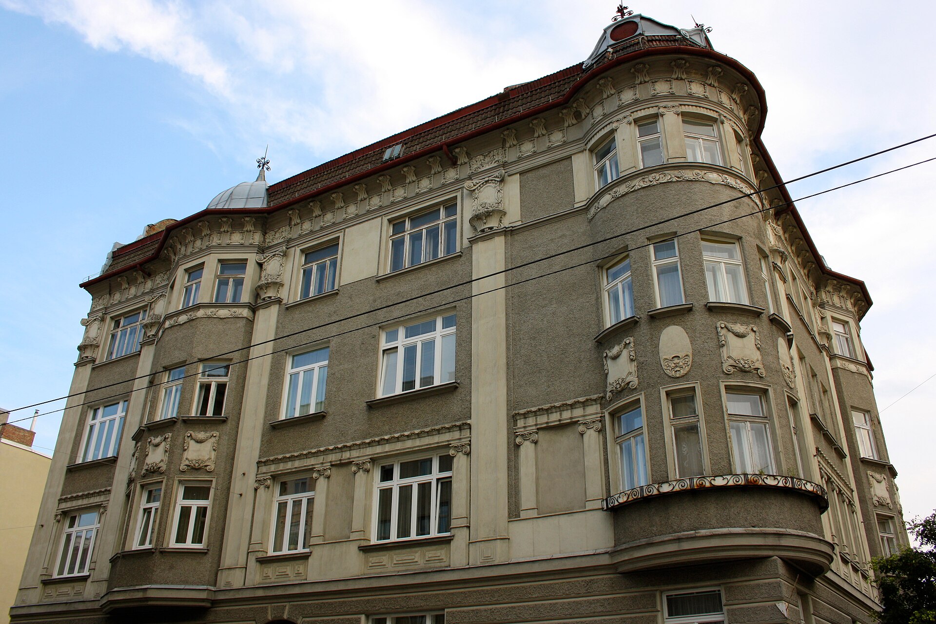 Ornamentierte Fassade eines Wiener Gründerzeit-Zinshauses
